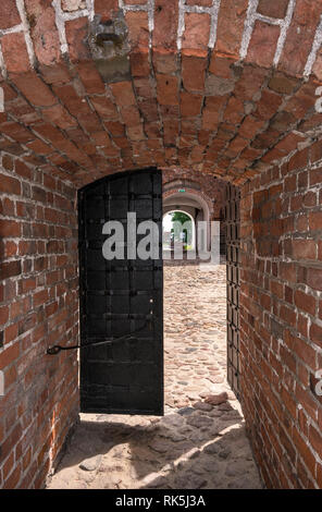 Passage im Innenhof der gotischen Burg von Gnesen Erzbischöfe, im 14. Jh., heute Hotel, das sich in einem Kurort Uniejow, Polen Stockfoto