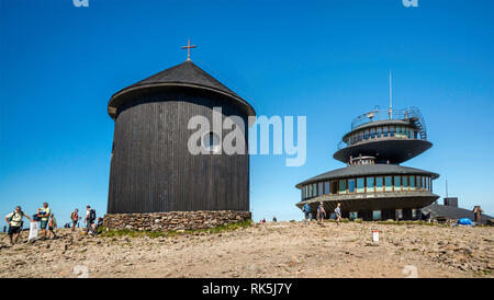 Kapelle, meteo Sternwarte, Restaurant auf der polnischen Seite der Grenze mit der Tschechischen Republik, auf Sniezka in Riesengebirge Stockfoto