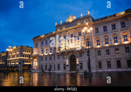 Triest - Italien - Palazzo della Regione in Piazza Unita d'Italia Square bei Nacht Stockfoto