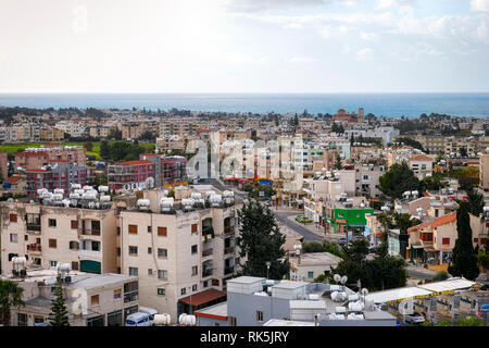 Pafos, Zypern - November 29, 2015 High point Blick nach Paphos Stadt mit Häusern, Meer und Himmel. Stockfoto