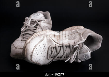 Tambow, Russische Föderation - Januar 23, 2016 Alte schmutzig weiß Nike Ansicht III Sneakers auf schwarzem Hintergrund. Stockfoto