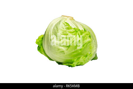 In der Nähe von frischem Eisbergsalat mit Reflexion auf weißem Hintergrund. Grüne ganze Salat isoliert auf weißem Hintergrund. Stockfoto