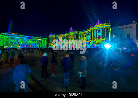 Der Bebelplatz, Hotel de Rome und Humboldt Universität juristische Fakultät in bunten Illuminationen. Lens Flare. Festival of Lights 2018 Stockfoto