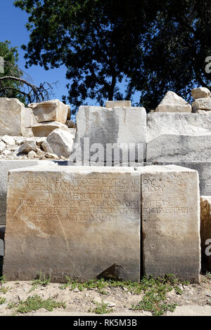 Griechische Inschriften unter den Ruinen der Bühne - Skene der Hellenistischen Theater, alte Stratonicea, Eskihisar, Türkei. Auf einem natürlichen Hang gebaut Stockfoto