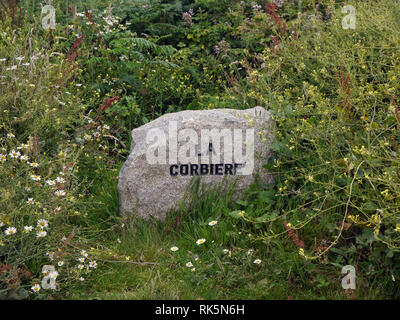 Gravierter Stein Waymarker für La Gorbiere auf dem Küstenweg, Guernsey, Channel Islands.de. Stockfoto