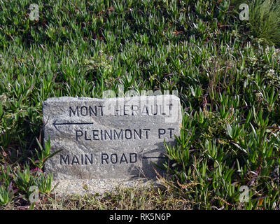 Gravierter Stein Waymarker für Pleinmont, Mount Herault und der Hauptstraße auf dem Küstenweg, Guernsey, Channel Islands.de. Stockfoto