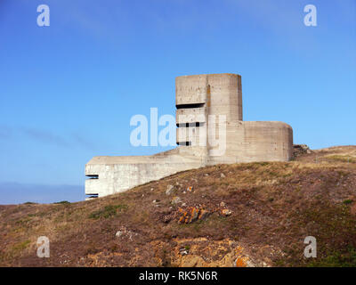 Der Küstenweg auf die stark befestigte WW 2 Deutsche Pleinmont Aussichtsturm an der Küste von Guernsey Kanalinseln. Großbritannien Stockfoto