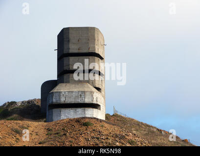 Der Küstenweg auf die stark befestigte WW 2 Deutsche Pleinmont Aussichtsturm an der Küste von Guernsey Kanalinseln. Großbritannien Stockfoto