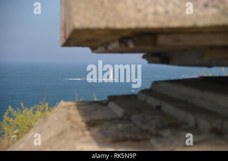 Die hanois Leuchtturm von der kleineren westlichen WW 2 Deutsche Pleinmont Aussichtsturm auf dem Küstenweg von Guernsey Kanalinseln. Großbritannien Stockfoto