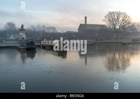 Schöne zugefrorenen See am frühen Morgen Licht mit Canal schmale Boote Stockfoto