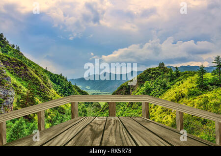 Schöne Sommer Bergwelt, Altai Gebirge, Russland - Hänge der Berge mit Wäldern und grünen Gras überdachte Holzterrasse für übersehen Stockfoto