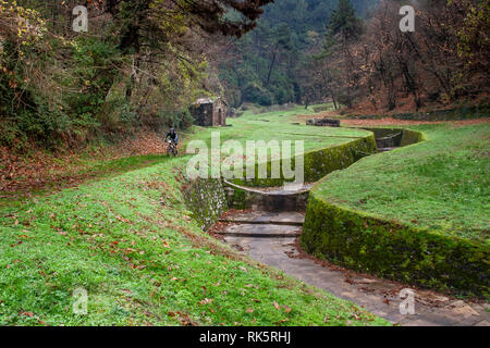 LUCCA, Italien - 12. JUNI 2009: Unbekannter Radfahrer radeln in Aquädukt bei Guamo, in der Nähe von Lucca, Toskana, Italien, gebaut von Lorenzo Nottolini 1823 Stockfoto