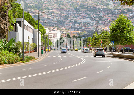 FUNCHAL, Madeira, Portugal - Juli 22, 2018: Blick auf Funchal von der Straße Estrada Monumenral. Tag Sommer, weiße Häuser am Berghang, Asphalt Stockfoto