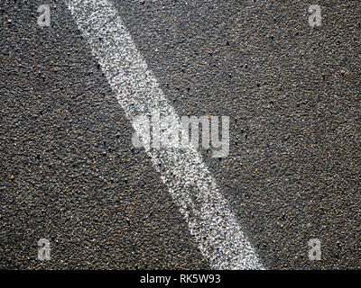 Bild der weißen Linie auf Asphalt auf der Straße Stockfoto