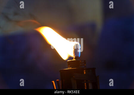 Öllampe, die in einer einzigen Flamme in der Dunkelheit brennt Stockfoto