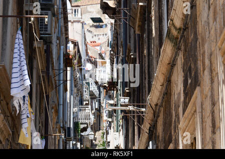 Enge dunkle Gasse in Dubrovnik Stockfoto