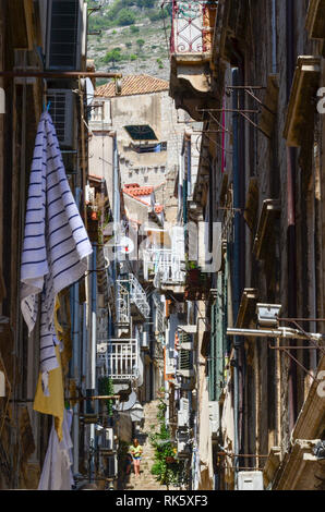 Überfüllte enge Straßen von Dubrovnik, Kroatien Stockfoto