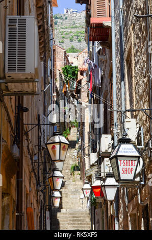 Überfüllte enge Straßen von Dubrovnik, Kroatien Stockfoto