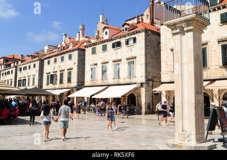 Überfüllte enge Straßen von Dubrovnik, Kroatien Stockfoto