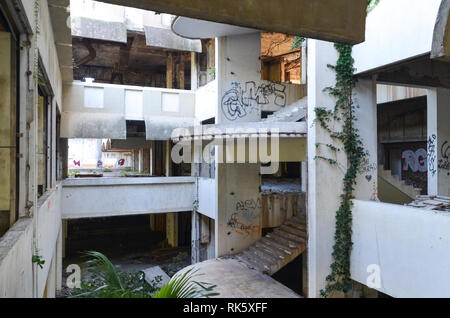 Ruinen des Hotels Goricina in Kupari, einem Küstenort in der Gegend von Dubrovnik, Kroatien Stockfoto