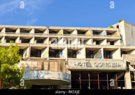 Ruinen des Hotels Goricina in Kupari, einem Küstenort in der Gegend von Dubrovnik, Kroatien Stockfoto