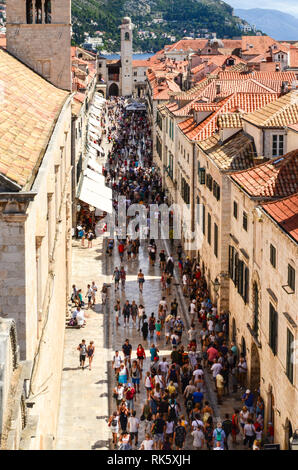 Überfüllte enge Straßen von Dubrovnik, Kroatien Stockfoto