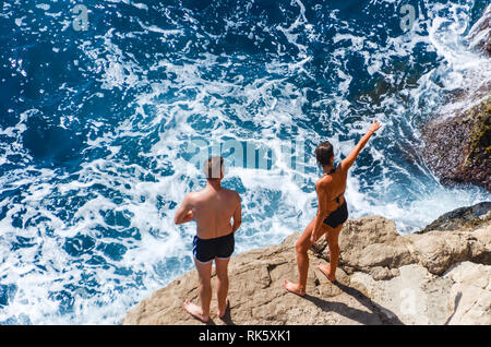 Paar erwägen Klippe springen in die Adria in Dubrovnik, Kroatien Stockfoto