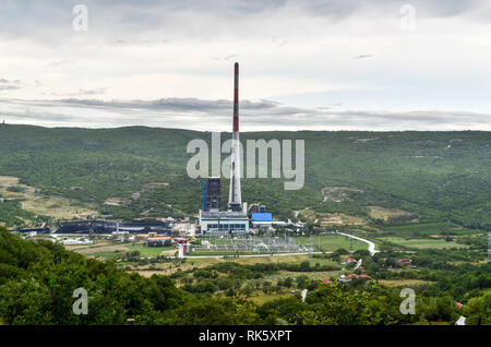 Das Kraftwerk Plomin (kroatisch: Termoelektránā Plòmīn) ist ein Kohlekraftwerk in der Nähe von Plomin, Kroatien, der 340m Schornstein ist das höchste Bauwerk. Stockfoto