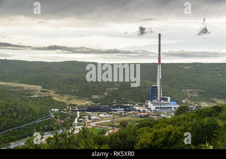 Das Kraftwerk Plomin (kroatisch: Termoelektránā Plòmīn) ist ein Kohlekraftwerk in der Nähe von Plomin, Kroatien, der 340m Schornstein ist das höchste Bauwerk. Stockfoto