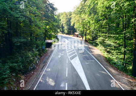 Straße über den Nationalpark Plitvicer Seen (UNESCO-Weltkulturerbe) in Kroatien: Wasserfälle, Wildtiere, Brücken, Touristen ... Stockfoto