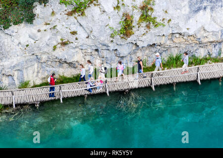 Luftaufnahme der Touristen im Nationalpark Plitvicer Seen (UNESCO-Weltkulturerbe) in Kroatien: Wasserfälle, Wildtiere, Brücken, Touristen ... Stockfoto