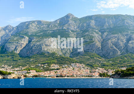 Steile Klippen und herrliche Natur an der Adriaküste, Kroatien und der Stadt Makarska Stockfoto