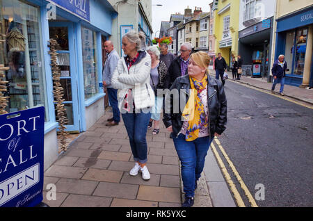 Dame vorbei an einem Fenster in Devon. Street Fotografie Stockfoto