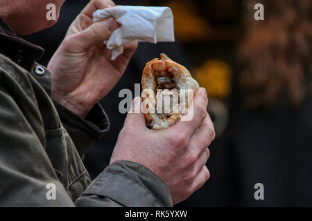 Fast food Esser beim Einkaufen in der Stadt York Großbritannien während Weihnachten 2018 Stockfoto