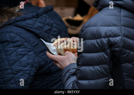 Fast food Esser beim Einkaufen in der Stadt York Großbritannien während Weihnachten 2018 Stockfoto