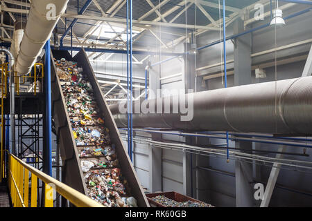 Band Transporter auf modernen Abfallverwertung Verarbeitungsbetrieb. Trennen und Sortieren von Garbage Collection. Recycling und Lagerung von Abfällen für Fu Stockfoto