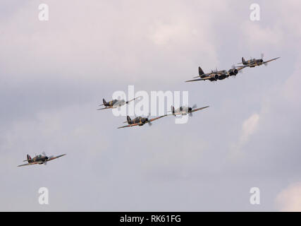 3 Hawker Hurricane s Supermarine Spitfires und ein Bristol Blenheim an der Flying Legends Airshow Duxford 2018 Stockfoto