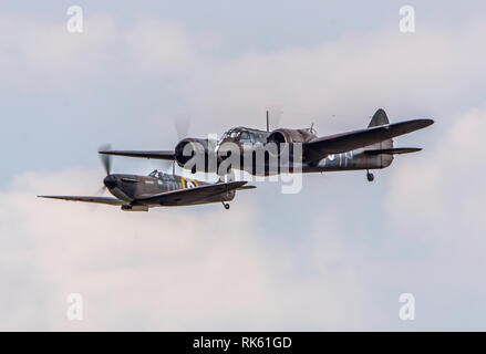 Eine Borste Blenheim und eine Hawker Hurricane bei der Flying Legends Airshow 2018 Stockfoto