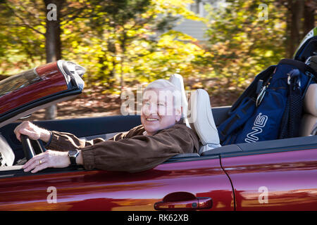 Gut Rentner fährt mit seinem Cabrio zu seinem Golfspiel, USA Stockfoto