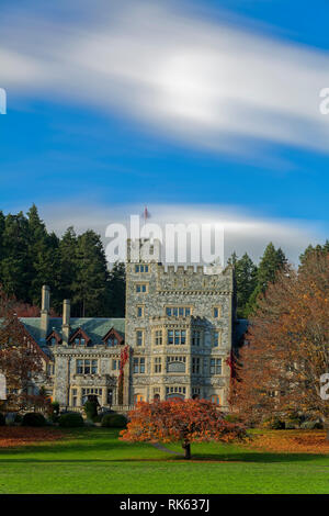 Hatley Castle und Bäume im Herbst an der königlichen Straßen University-Colwood, Victoria, British Columbia, Kanada. Stockfoto