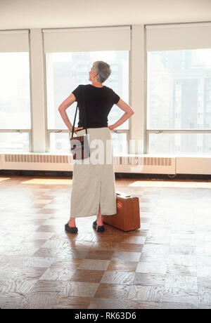 Reife Frau Ankunft in Ihrer neuen Wohnung in New York City, USA erwägen Stockfoto