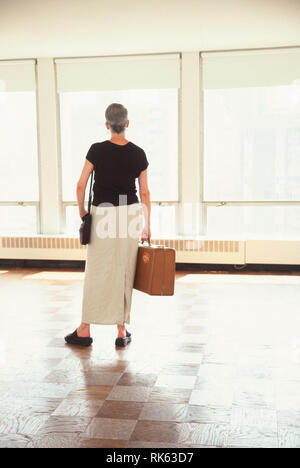 Reife Frau Ankunft in Ihrer neuen Wohnung in New York City, USA erwägen Stockfoto