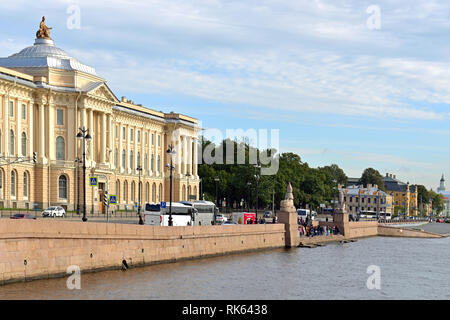 Universität Böschung am rechten Ufer der Bolschaja Newa auf Vasilievsky Insel. Sankt Petersburg Akademie der Künste ein Stockfoto