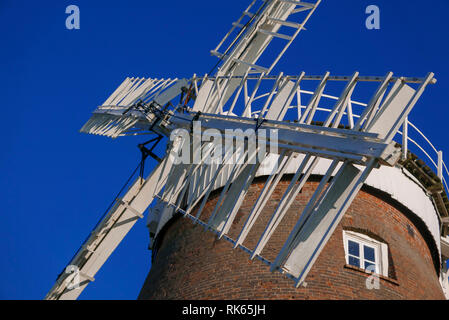 20-01-19. Thaxted, Essex, England, UK. John Webb's Mühle, erbaut im Jahre 1804. Einen 5-stöckigen Tower Mill mit einer gewölbten Kappe mit einer Galerie. Die Gap ist langwierig durch Stockfoto