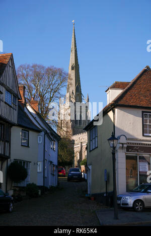 20-01-19. Thaxted, Essex, England, UK. Blick auf die Pfarrkirche St. Johannes der Täufer, vom steinigen Weg gesehen. Bauarbeiten im Jahr 1510 abgeschlossen. Foto: Stockfoto