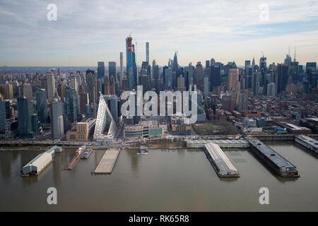 Luftaufnahme von der Hölle Küche und Piers einschließlich über 57 West die Pyramide, Manhattan, NY, USA, allgemeine Ansicht GV Stockfoto