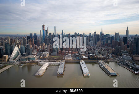 Luftaufnahme von der Hölle Küche und Piers einschließlich über 57 West die Pyramide, Manhattan, NY, USA, allgemeine Ansicht GV Stockfoto
