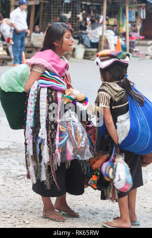 Palenque, Chiapas/Mexiko 20/12/2008. Kleines Mädchen Verkauf von Kunsthandwerk in Palenque. Stockfoto