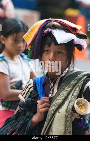 Palenque, Chiapas/Mexiko 20/12/2008. Kleines Mädchen Verkauf von Kunsthandwerk in Palenque. Stockfoto