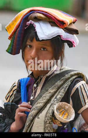 Palenque, Chiapas/Mexiko 20/12/2008. Kleines Mädchen Verkauf von Kunsthandwerk in Palenque. Stockfoto